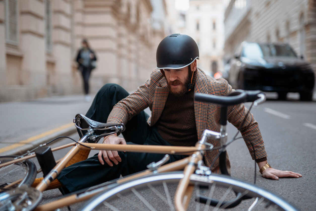 Cyclist accident, wearing helmet